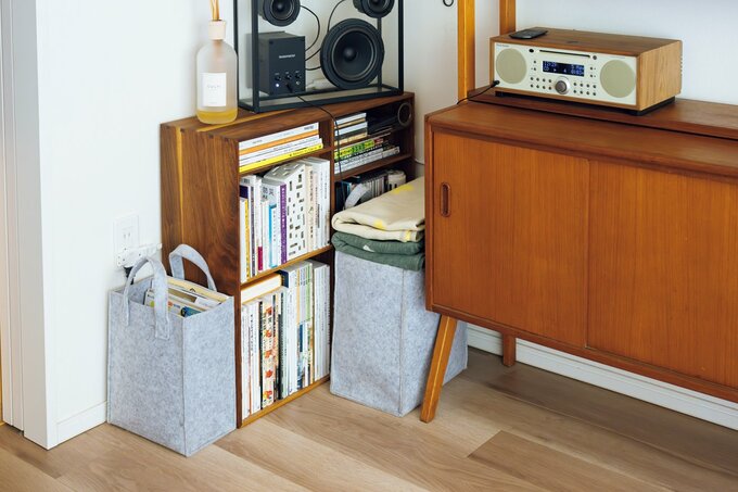 本が収納された棚