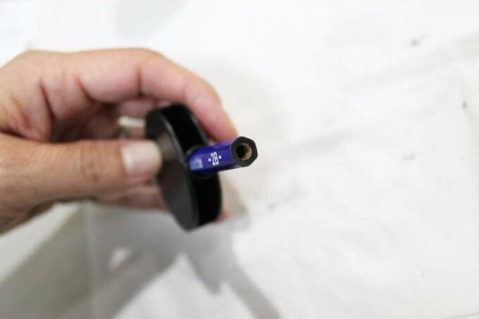 青鉛筆に穴が開いた様子