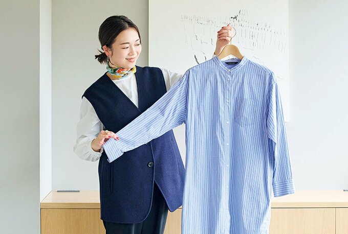 シャチワンピをもった女性