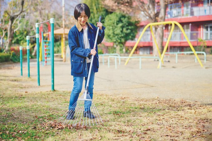 ボランティアで公園を掃除する人