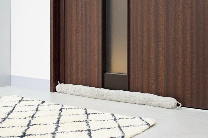 ドアの下の隙間前に置いたすきま風防止ふわふわストッパー