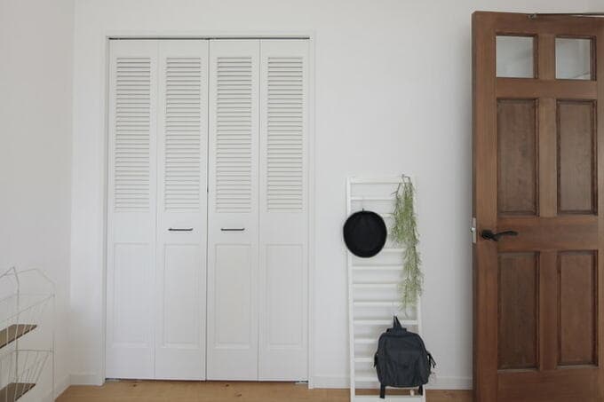 ルーバー扉のクロゼット