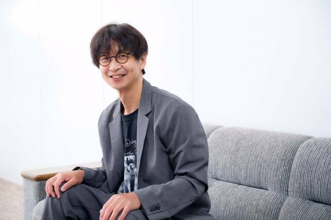 ソファに小林孝延さん