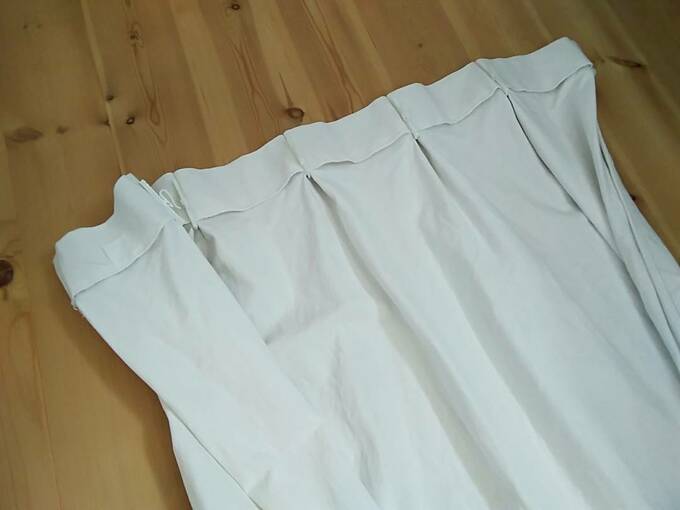 カーテンをフックごとレールから外す