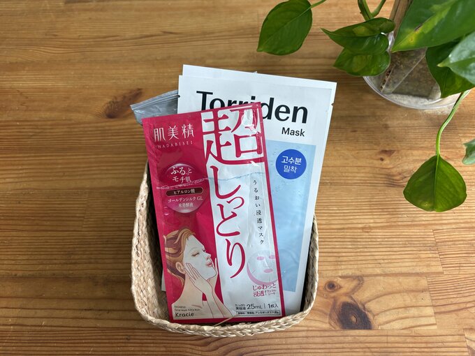 いただきもののシートマスクもまとめてカゴに入れて使います