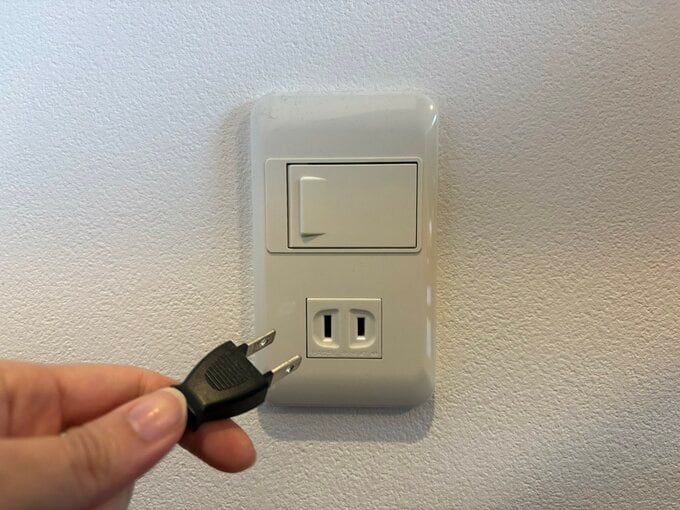 コンセントを差そうとしている手元