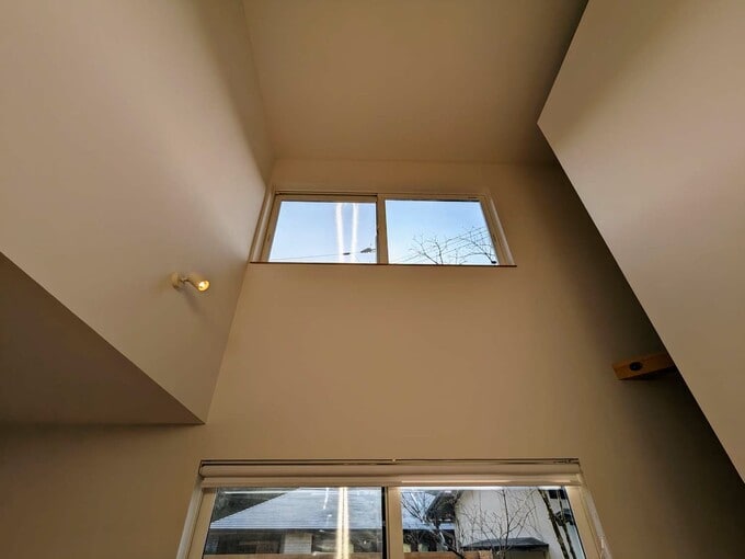 高い位置にある吹き抜け窓