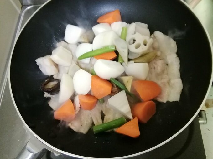 フライパンに野菜