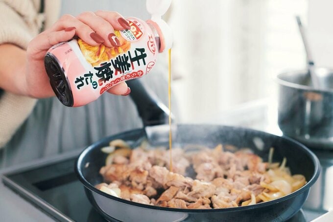 フライパンにタレ