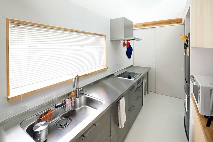 シンプルなシルバーのキッチンはIKEAの製品