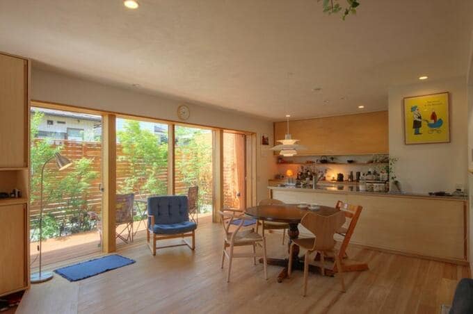 リビングダイニングから庭まで眺めながら作業できるキッチン