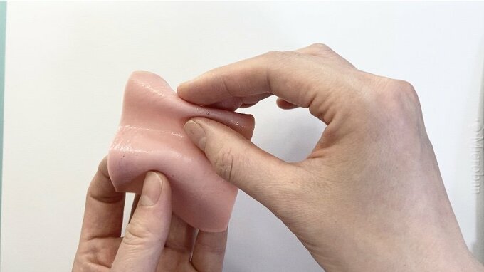 ハムを山折り・谷折りを繰り返してリボンのヒダをつくる