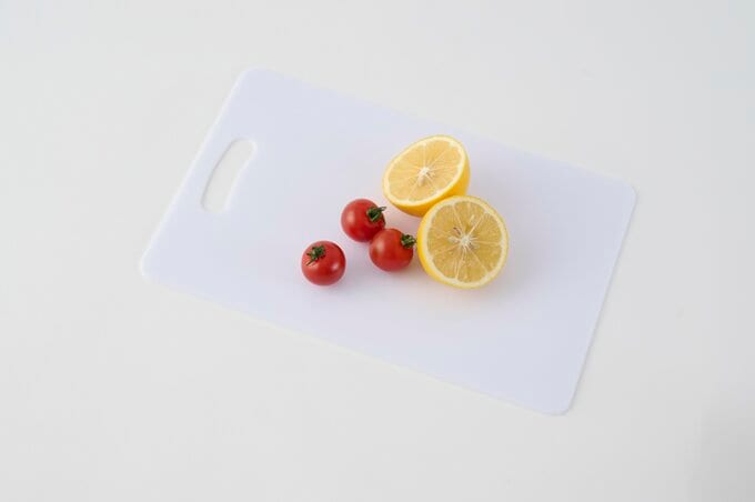 ●スリムまな板 20.5×30.5×厚さ0.3cm \110 DAISO