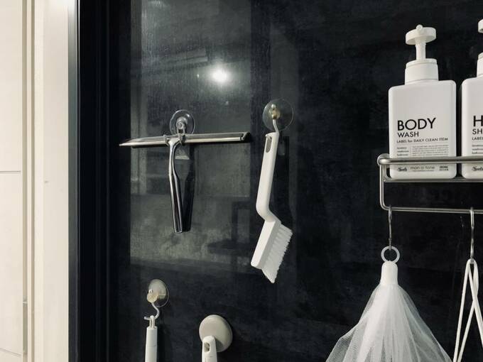 お風呂場につるされたブラシ