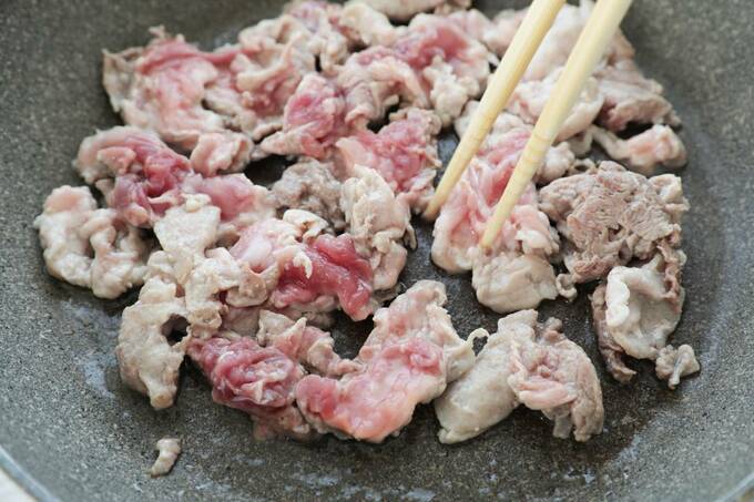 フライパンに豚こま