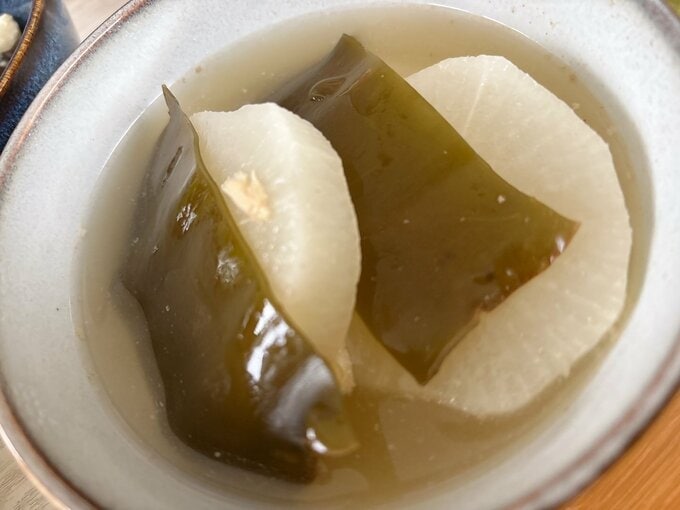 鶏ガラと大根の煮つけ