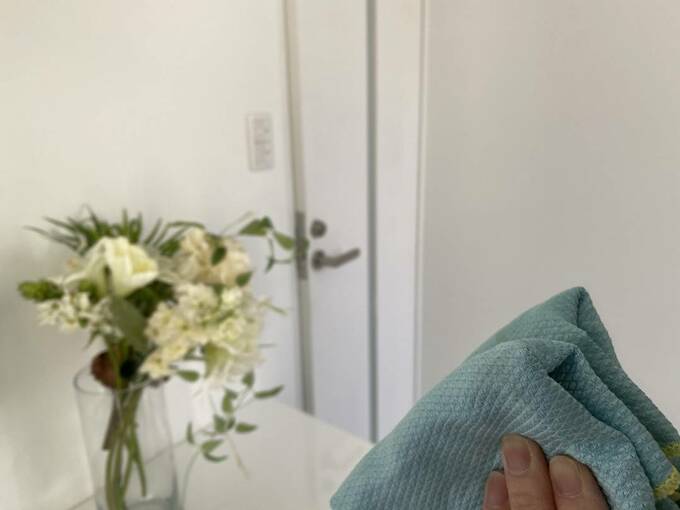 クロスで鏡をふき上げる