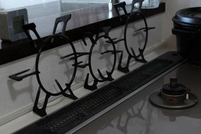 五徳を立てておいている様子