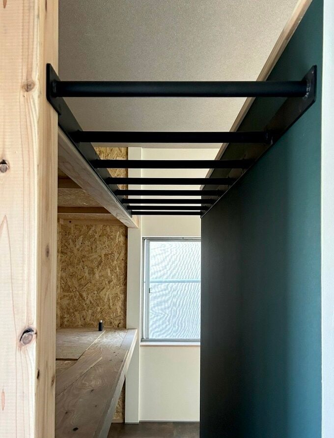 スクリーンの壁の裏