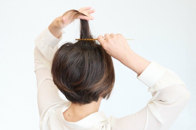 逆毛を立てる女性