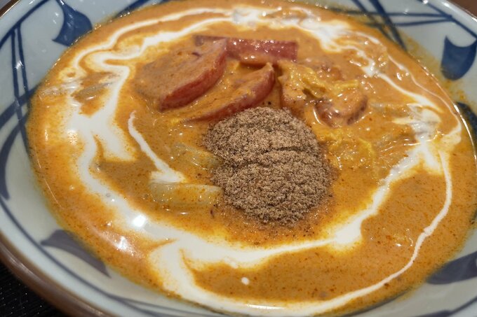 「豆乳仕立ての冷やしトマたまカレーうどん(並840円)」