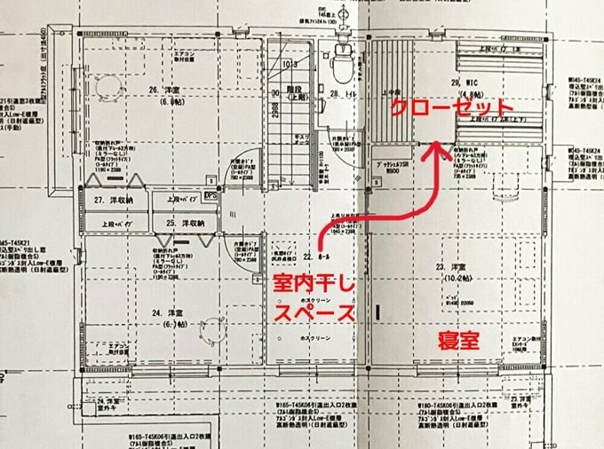 室内干しスペース・寝室・クローゼットの位置関係を示した間取り図