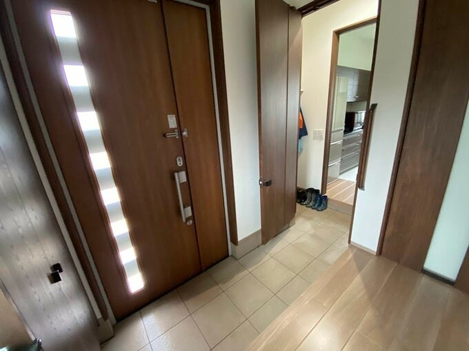 広い玄関とシューズクローク