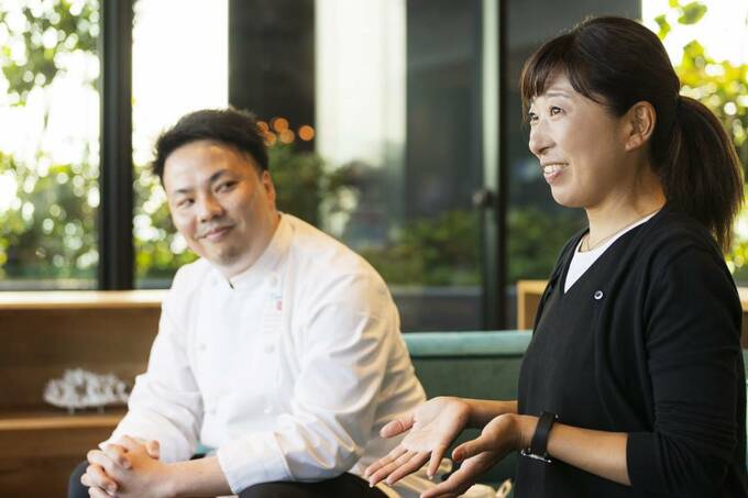 女性を見る男性