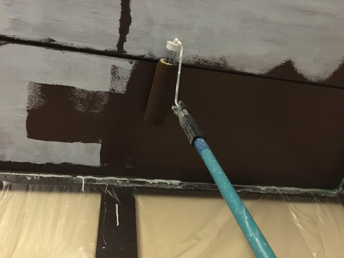 珪藻土塗料を天井に塗る