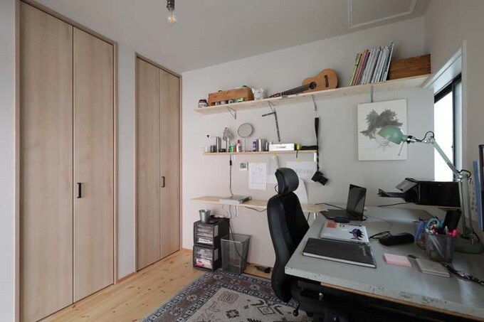 夫の仕事部屋の棚はDIYで設置。