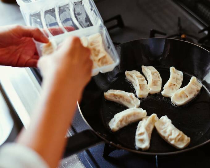 冷凍ギョーザをフライパンに