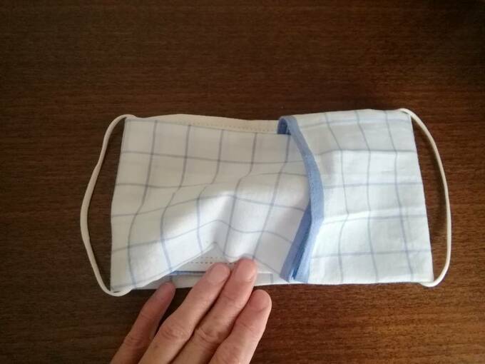 端を右側の布の内側に入れこむ