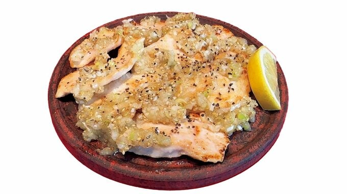 お皿に盛りつけられた鶏胸肉のタン塩風