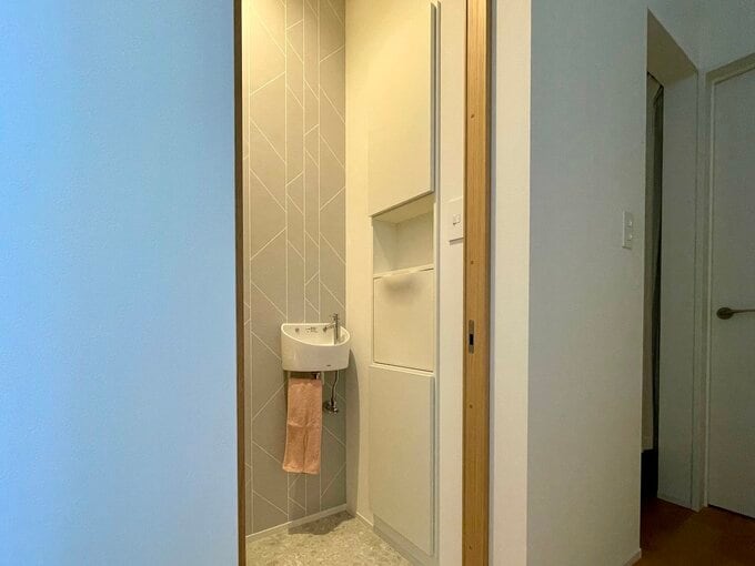 トイレ内の埋め込み型壁面収納