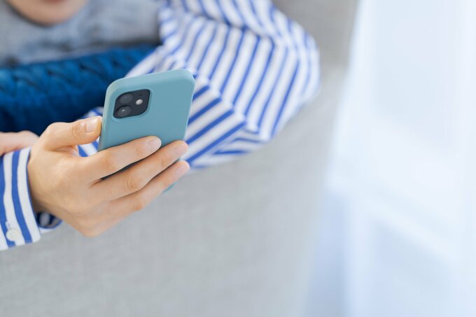 スマホを見る女性