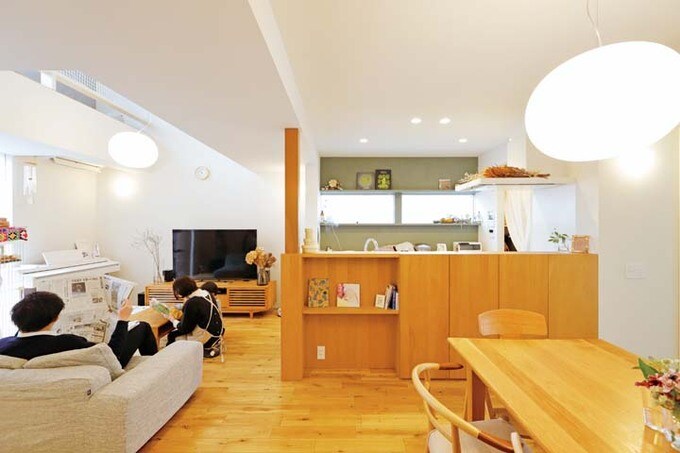 ダイニングから見たキッチンとリビング