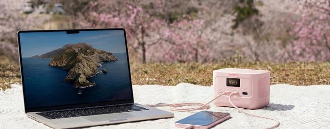 PCとスマートフォンを同時に充電している