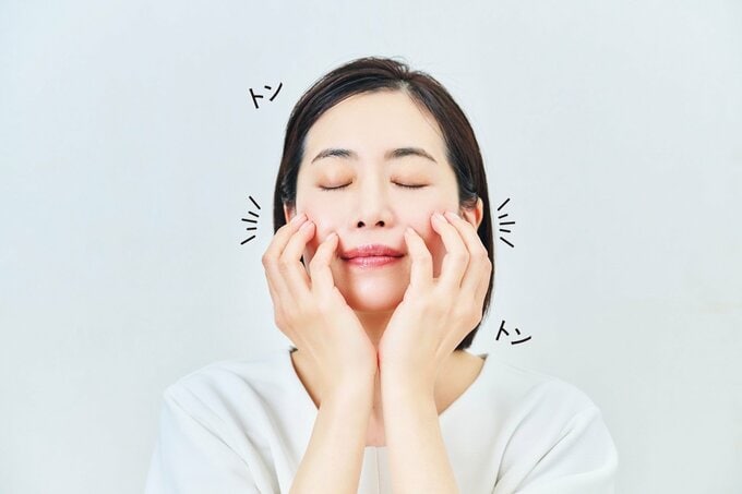 化粧水をタッピングする様子