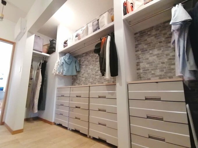 ウォークスルークローゼットの全景