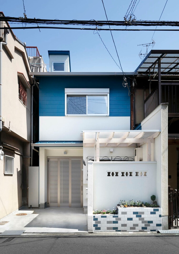 市街地に建つ4軒長屋の外観