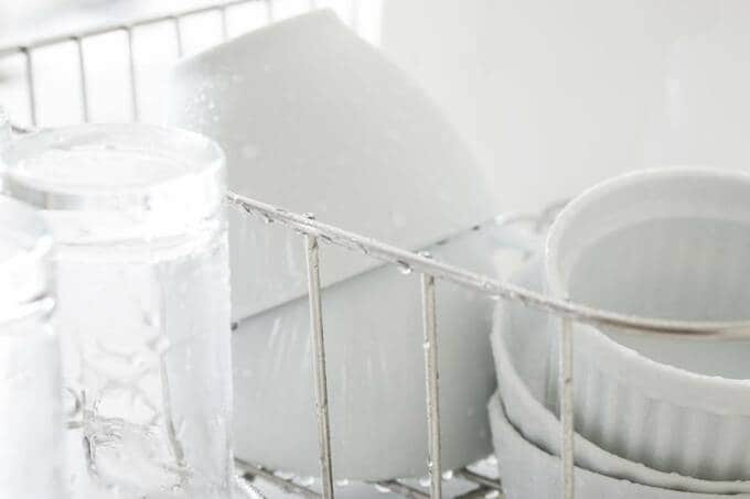 水きりカゴに濡れた食器