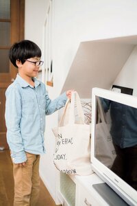 ゲーム機は持ち手つきの袋に入れてテレビ裏に