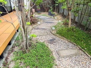 雑草抜き・掃除が劇的ラクになる、注文住宅の「外構の工夫」。芝刈りいらずで四季の変化も楽しめる