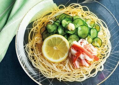笠原将弘さんの絶品「そうめん」レシピ。キュウリとカニカマでごちそうに変身