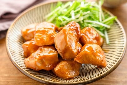 照り照りの「鶏胸肉のポン酢煮」。しっとりやわらかく食べられる