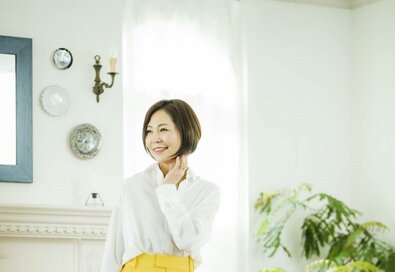 大人こそきれいな色ファッションを。若い頃より似合い、顔色も明るく