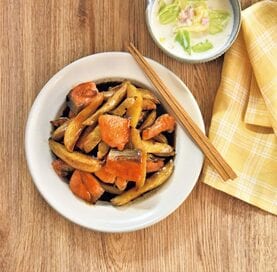 バターが絡んだ鮭とジャガイモの照り焼き。添えるスープも素材2つで完成