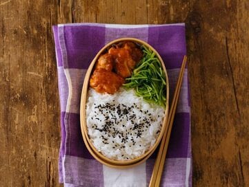 鶏肉のチリソース弁当。レンチンで2品同時に完成するから朝ラク！