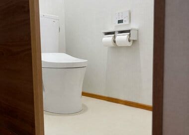 20年間汚部屋住人が「トイレに置くことをやめたもの」5つ。スリッパ・マットは不要、掃除ブラシはつり下げに