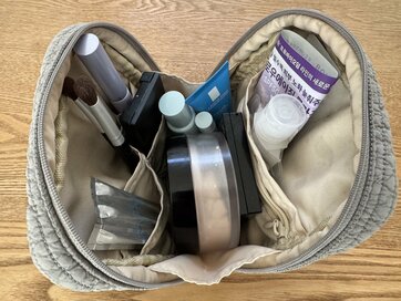 旅行の荷物を減らすコスメポーチの3原則。「軽い・自立・大容量」ポーチに厳選コスメだけ入れる